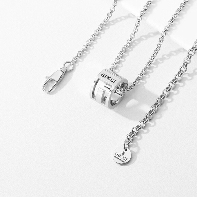 G*u*i necklaces